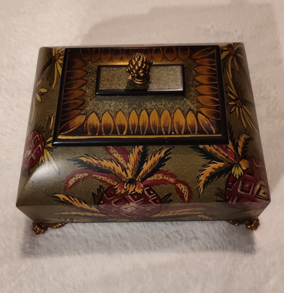 Vintage! Beautiful Velvet Lined Trunk